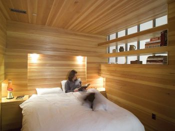 Phòng ngủ đa năng với nội thất gỗ.