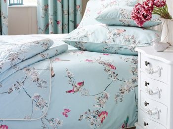 Phòng ngủ đẹp lãng mạn với sắc xanh nhẹ nhàng và bay bổng