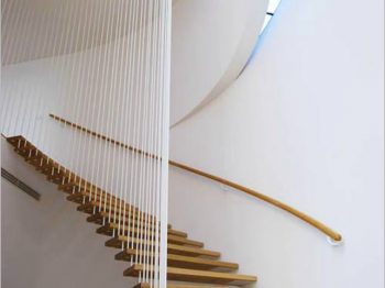 Cầu thang có phải chỉ dùng để đi lên đi xuống hay vẫn còn là vật dụng thẩm mỹ trong nhà?