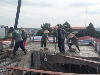 KHÔNG GIAN XANH ĐỔ BÊ TÔNG SÀN SÂN THƯỢNG CÔNG TRÌNH NHÀ PHỐ